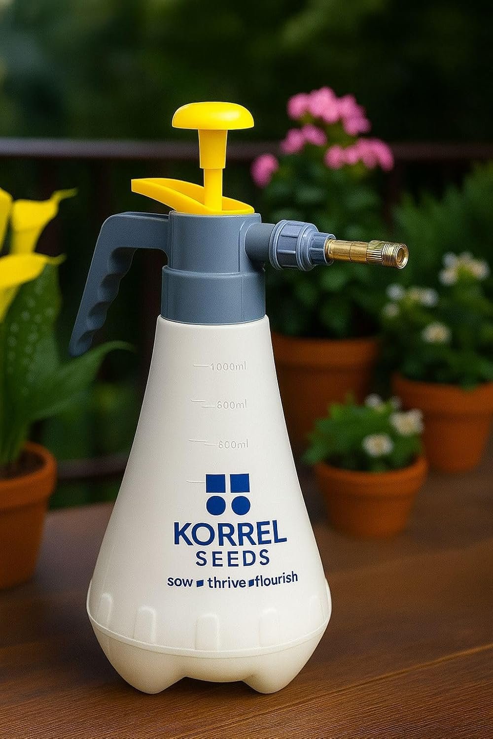 1 Litre Heavy-Duty Garden Pressure Sprayer, White and Red Compression Pump with Adjustable Brass Nozzle, Hand Held Mist Spray Bottle for Plants, Cleaning, Sanitising